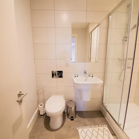 Stunning 3 Bedroom Manchester Apartment-2
